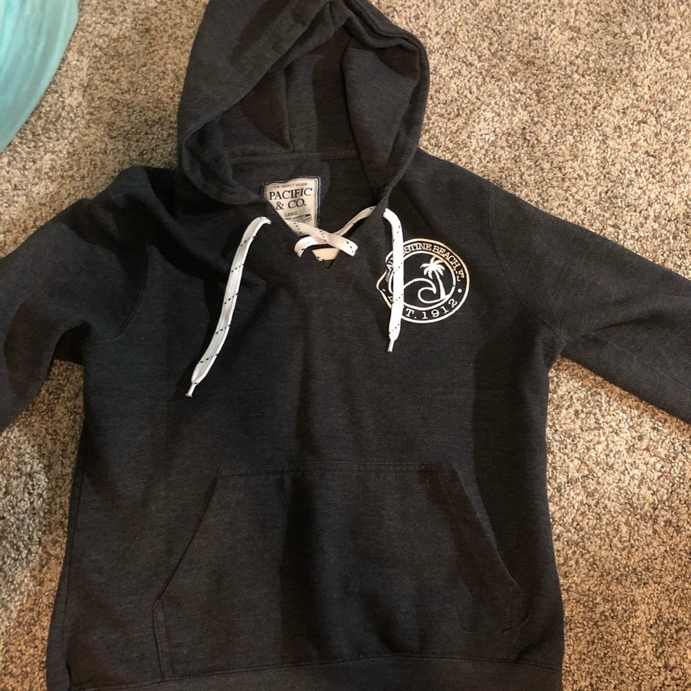 gray sweatshirt